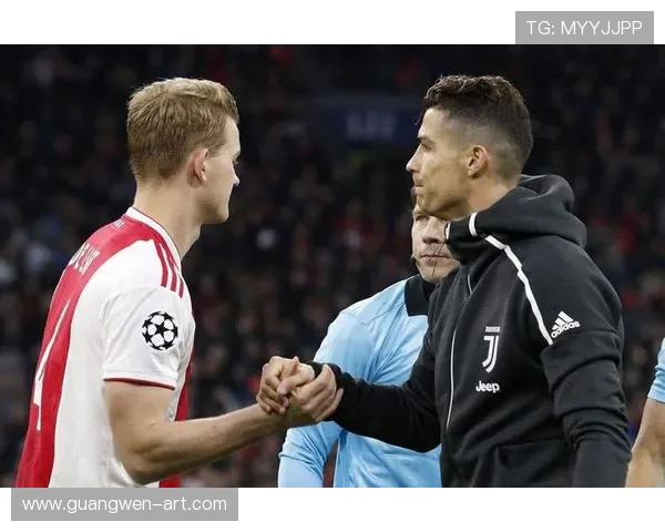 巴萨与尤文图斯对决官方海报发布引发球迷热议